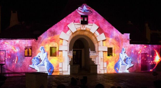 Spettacolo di luci ad Alberobello: torna il Life Light Festival, a San Pancrazio c'è De Sica. Tutti gli eventi in Puglia