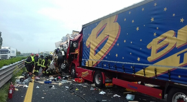 Auto schiacciata sotto il camion e camper distrutto: chiusa la A23. Due persone morte e due feriti Foto