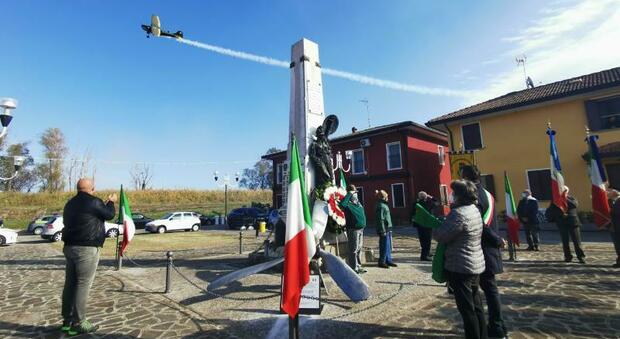 Dietro la bandiera italiana si scorge l'elica del bombardiere americano