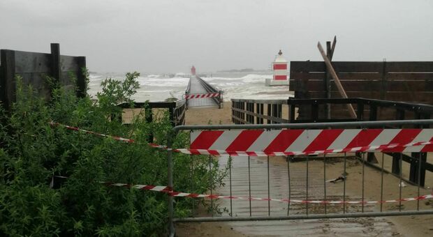 Spiagge distrutte dopo la mareggiata: a Lignano e Grado è corsa contro il tempo per l'apertura della stagione