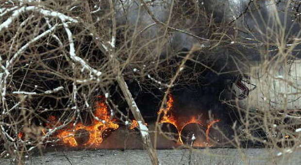Incidente choc, 100 auto in fiamme: camion ​con fuochi pirotecnici provoca l'esplosione