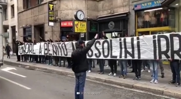 "Onore a Mussolini": lo striscione degli ultrà neofascisti alla vigilia del 25 Aprile