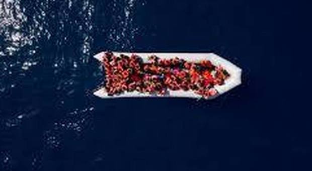 Migranti, sei bambini salvati a bordo di un barcone in avaria sulla Manica