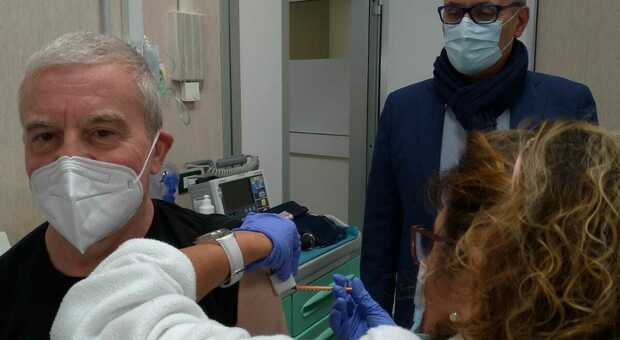 Michele Fiore (a sn) mentre viene vaccinato