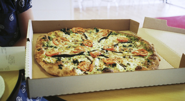 Pizza, allarme cartoni velenosi. «Bisfenolo in quelli prodotti all'estero», in Italia è vietato