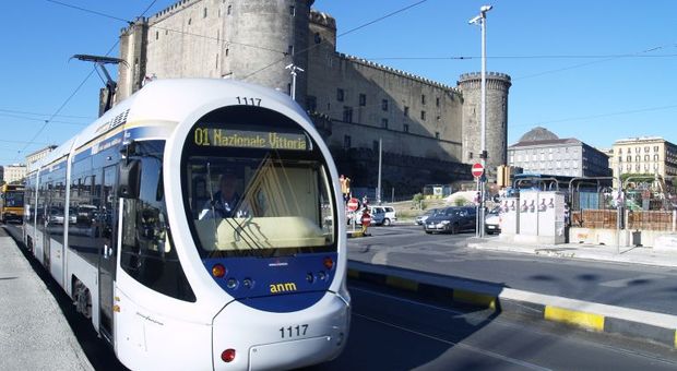 Napoli, la beffa dei tram: salta ancora il grande ritorno