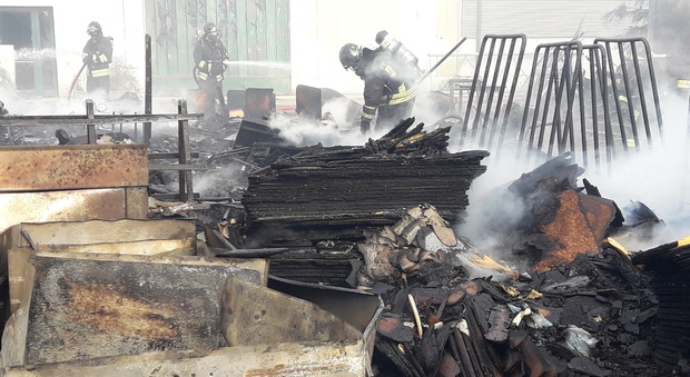 Incendio nel deposito di sedie a Manzano