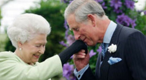 «La regina Elisabetta lascerà il trono entro un anno»: ma Carlo potrebbe non diventare mai re