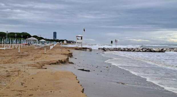 Paura a Jesolo, la mareggiata divora due chilometri di spiaggia: sparite due file di ombrelloni e maxi gradino