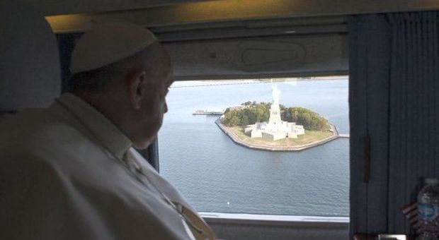 Il Papa torna a Roma: io una star? Solo un servo di Dio