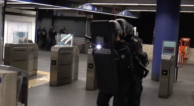 Terrorismo, blitz delle forze speciali nella metropolitana e in aeroporto: esercitazioni congiunte Polizia-Carabinieri