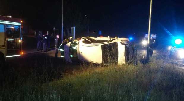 Quattro giovani feriti nell'auto finita fuoristrada nella notte a Latina