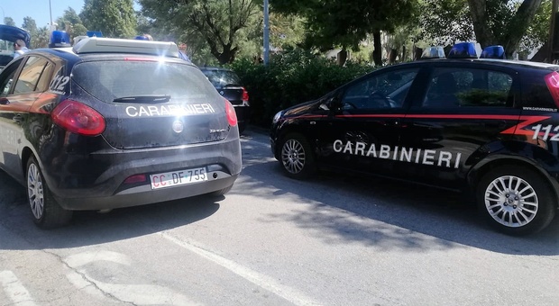 Lotta alla droga nel Fermano: i carabinieri denunciano un pusher clandestino e segnalano 9 consumatori