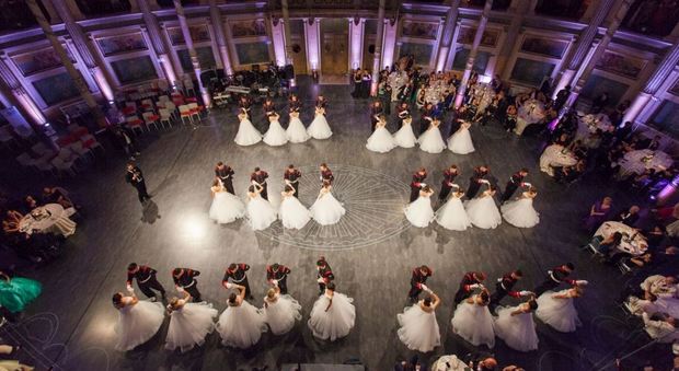 Roma, sfilata di vip e debuttanti al Gran ballo Viennese: vince la X edizione Martina Salomoni