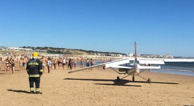 Portogallo, atterraggio d'emergenza in spiaggia: aereo uccide due bagnanti, tra loro una bambina