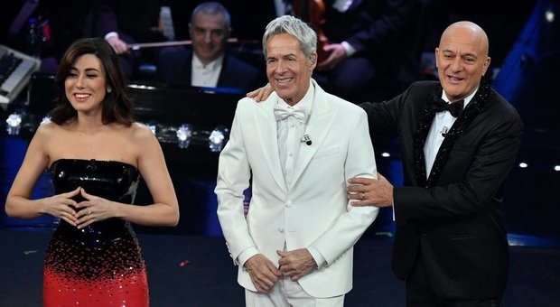 Sanremo 2019, Virginia Raffaele supersexy in versione Jessica Rabbit. I fan su Twitter: «Datele un frustino»