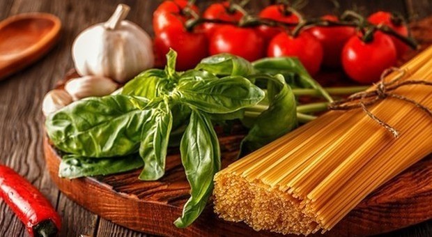 Dieta, italiani popolo più longevo grazie al cibo mediterraneo: «Ma giovani a rischio»