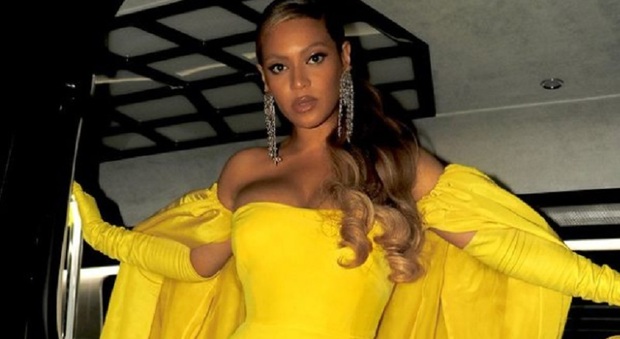 Beyoncé nella bufera, costretta a cambiare il testo di una canzone per una parola: insulta i disabili