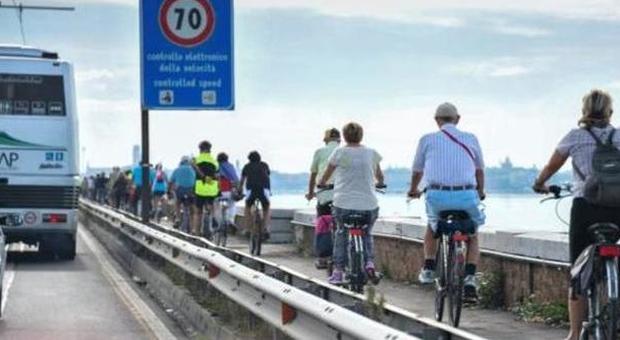 ​Biciclette vietate sul Ponte della Libertà: ​«Pista è pericolosa»