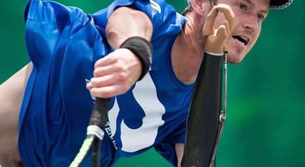 Alex, 23 anni, nato senza un braccio, vince la disabilità e diventa tennista professionista