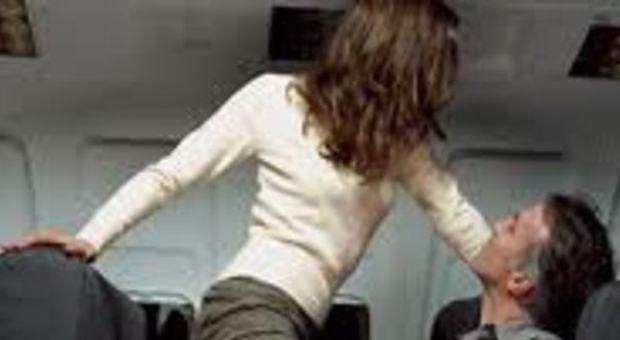Ventenne in viaggio con i genitori fa sesso con uno sconosciuto nel bagno dell'aereo: ammanettata per tutto il volo