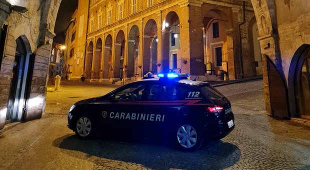 Raid in una villetta, i ladri fuggono con una finestra ma i carabinieri li intercettano