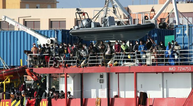 Migranti, oltre 700 arrivi in 24 ore: situazioni più critiche in Salento e a Lampedusa. Tra loro molti minori e donne
