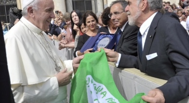 Il professor Farnetani mentre consegna la Bandiera Verde a Papa Francesco