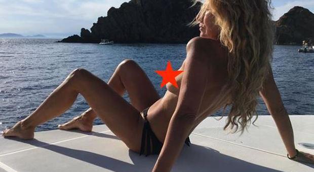 Jo Squillo in topless a 56 anni: ma la sexy foto su Instagram diventa un giallo