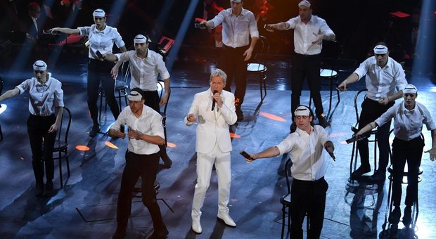 immagine Sanremo 2019, Baglioni in bianco apre la serata finale