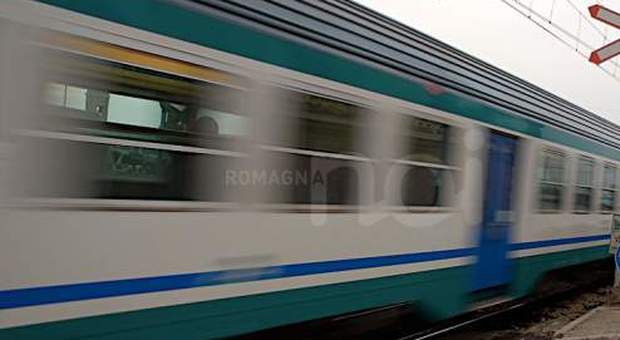Ragazzino scappa di casa e rischia di rimanere investito dal treno