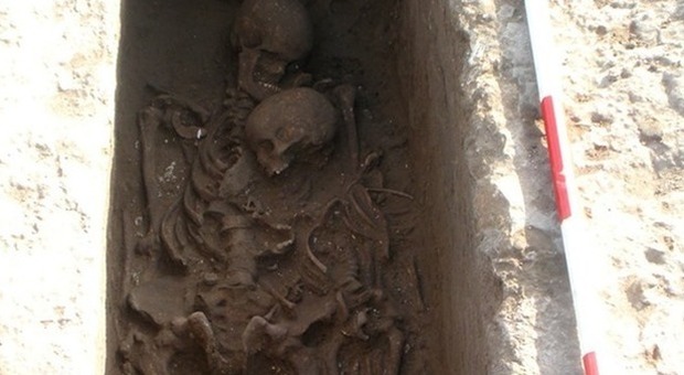 Padre e figlio trovati sepolti insieme in Puglia: un abbraccio lungo 2.500 anni