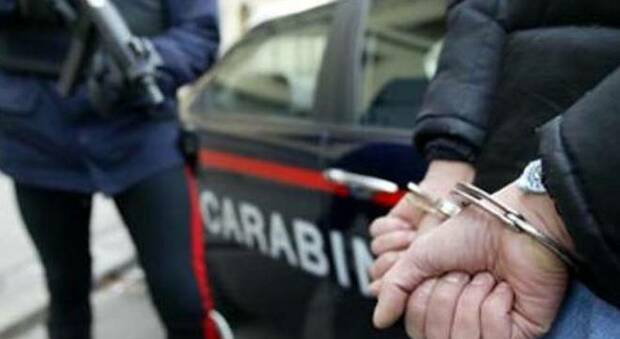 Pistola, mani al collo per rapinare 35 euro e sigarette: arrestato 49enne napoletano