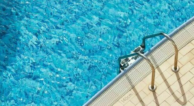 Enrico annegato nella piscina di casa: «Oggi avrebbe compiuto 3 anni». I tentativi del papà di rianimarlo e le urla della mamma