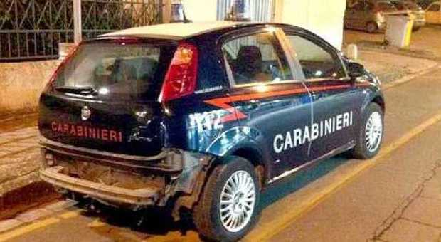 Ladri in fuga speronano l'auto dei carabinieri: ferito un militare