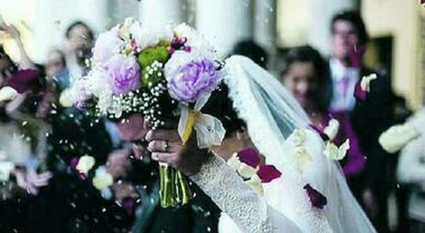Ritornano le feste di nozze ma senza balli e bouquet: corsa a sposarsi dopo lo stop