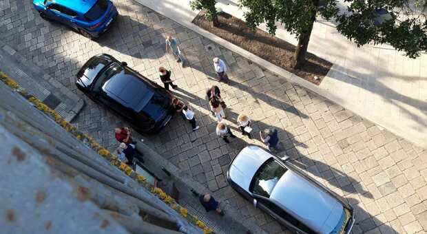 Le auto sono parcheggiate in divieto: arriva la Municipale e scatta il parapiglia. Rissa sfiorata