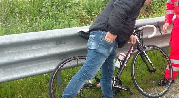 Un ciclista dopo un incidente
