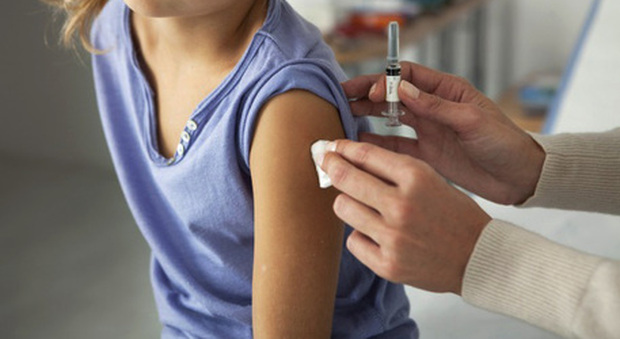 Vaccini per adulti somministrati per errore a 112 bambini americani. Farmacia sotto accusa, sequestrati i lotti