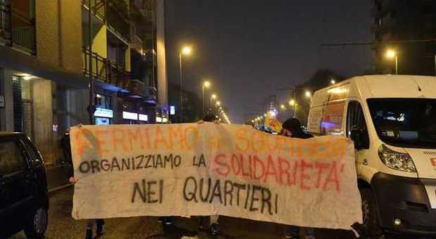 Milano, proteste serali in strada contro gli sgomberi delle case Aler