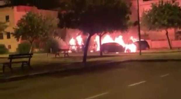 Incendio alla Grottella: 4 auto distrutte dal fuoco