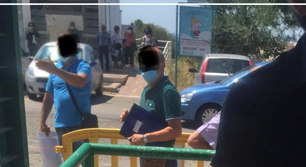 Taranto, la fila dei pazienti oncologici che attendono la chemio sotto al sole
