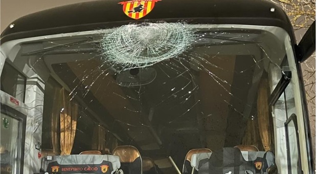 Benevento, pietre sul bus a Perugia: «Gesto inqualificabile di teppisti balordi»