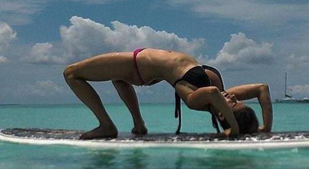 Elisabetta Canalis, sexy yoga in bikini sulla tavola da surf