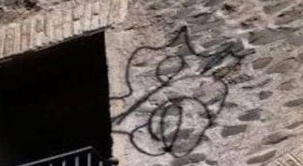 Roma, vandali imbrattano l'antico ponte Nomentano