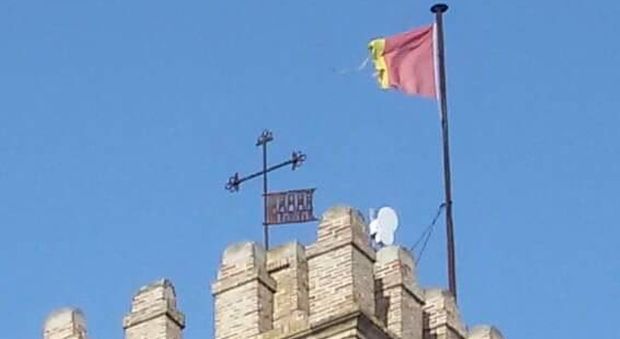 La bandiera con i colori di Osimo ridotta a brandelli