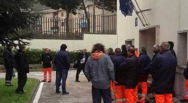 Salerno Gli ex Lsu occupano e si scusano: «Stiamo lottando per il lavoro»