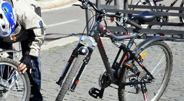 Roma, svaligiavano cantine e rivendevano le bici rubate: presi ladri seriali
