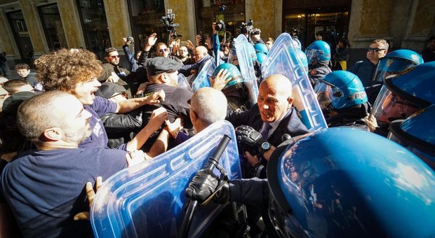 Salvini a Napoli, scontri al sit-in dei centri sociali: carica della polizia, un ferito
