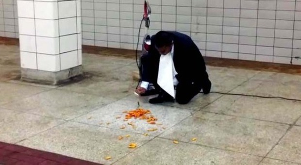 Follia in metropolitana getta la pasta sul pavimento, la mangia e fa pure la «scarpetta» | Video
